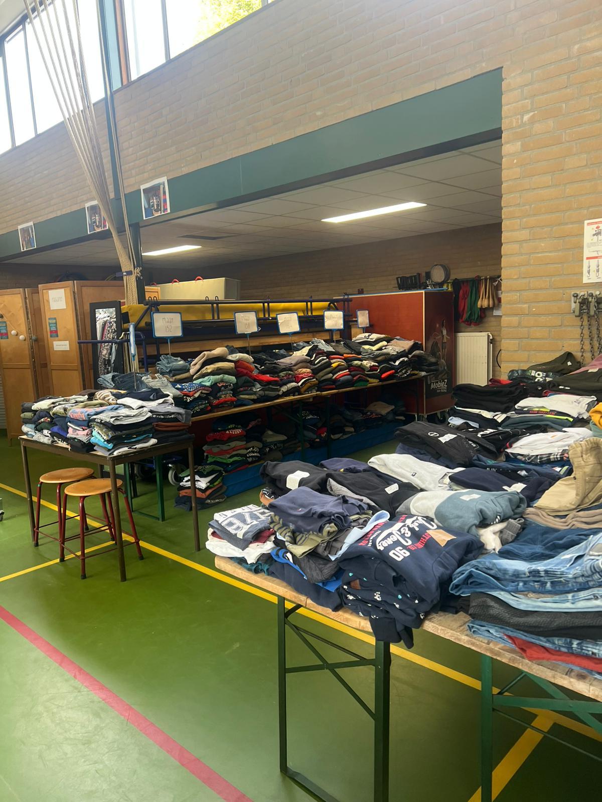 Tafels vol kleding op de kledingbeurs