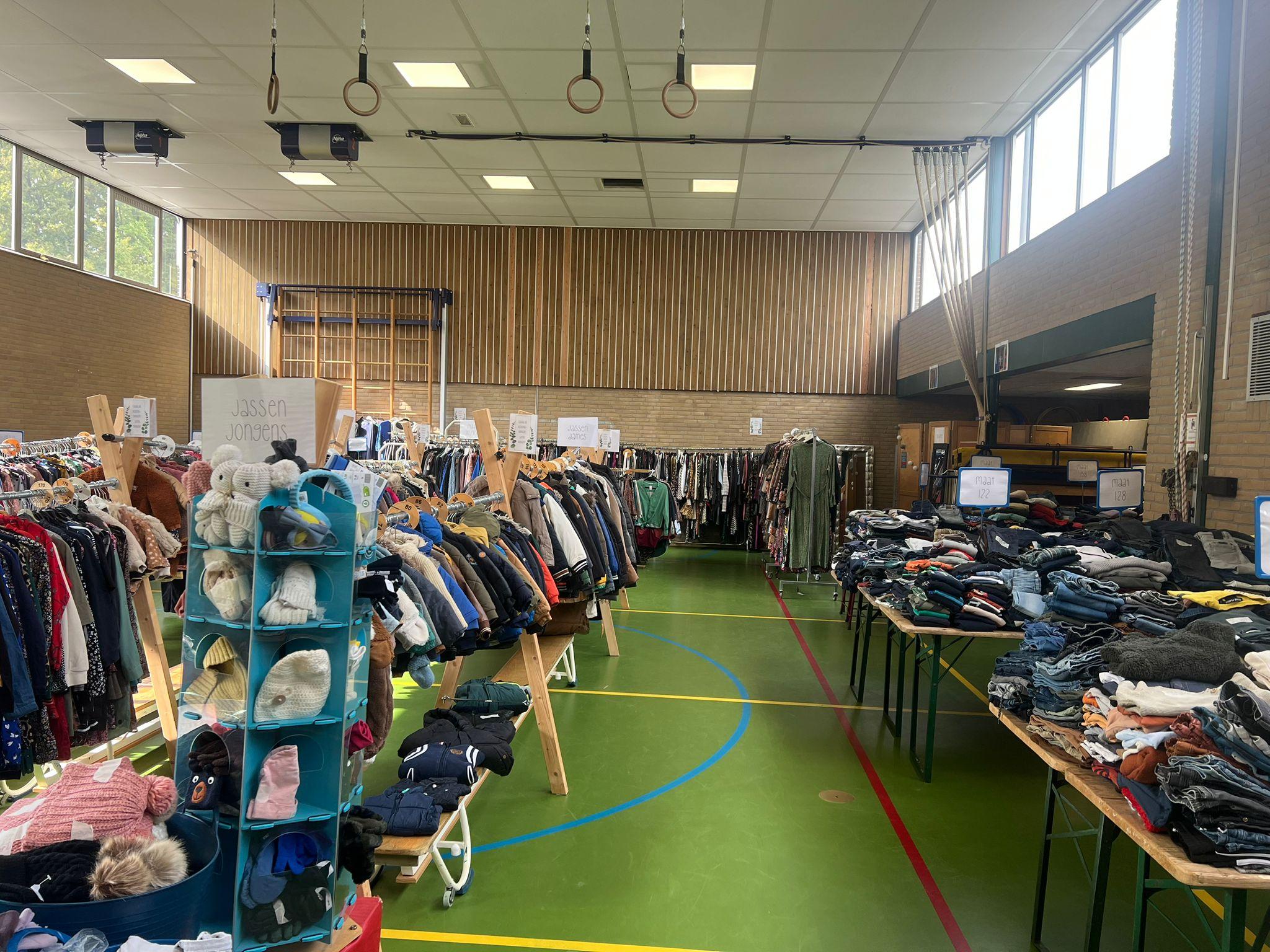 Overzicht van de kledingbeurs in de gymzaal
